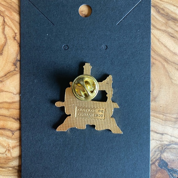 Sewing Machine Brooch - Picture 2 of 2